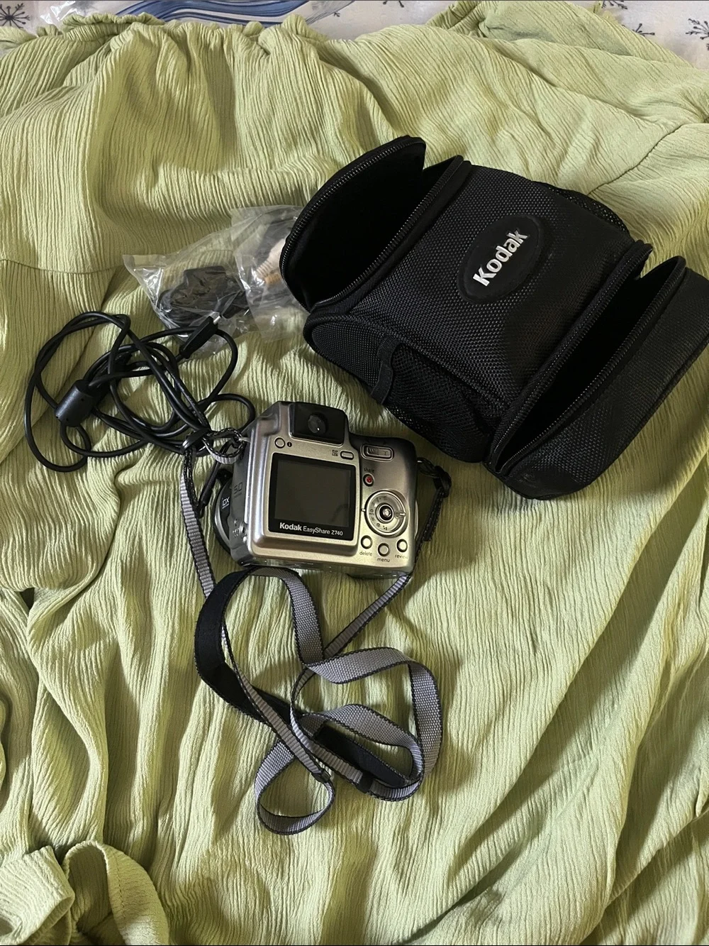 Kodak Silver Compact Digital Camera EasyShare Z740with Black Kodak Carrying Case